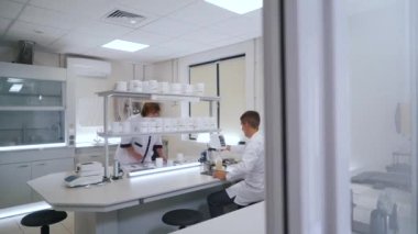 Bilim adamları laboratuvarda çalışıyor.