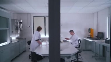 Bilim adamları bir gıda laboratuvarında çalışıyor.