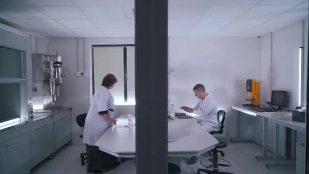 Científicos trabajan en un laboratorio de alimentos — Vídeos de Stock
