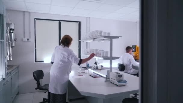 Przepływ pracy w nowym laboratorium — Wideo stockowe