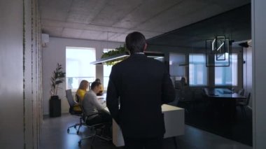 Ofisteki işleri müdür kontrol ediyor.