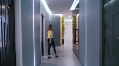 İşçiler ofiste toplantı için toplanıyor.