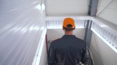 Depoda bir işçi dolaşıyor.