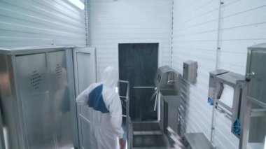 Fabrika işçisi ellerini dezenfekte eder