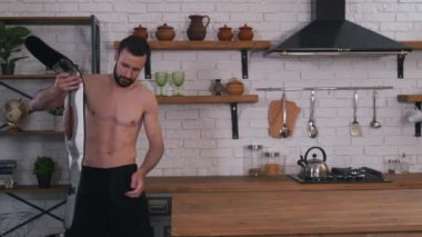 Bir adam masaj kemeri takar.
