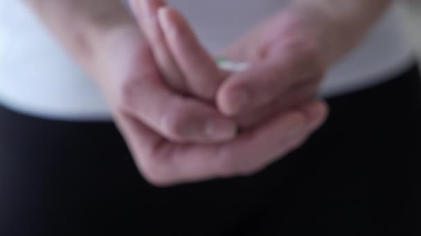 Жінка тримає таблетки в руці крупним планом — стокове відео
