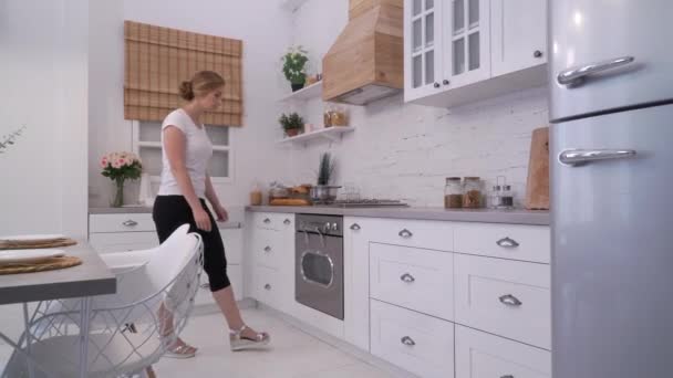 Femme a ressenti des maux de dos dans la cuisine — Video
