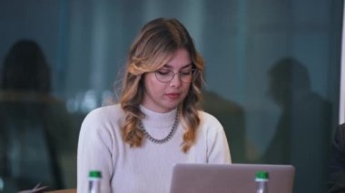 Sekreter kız dizüstü bilgisayarda yazıyor