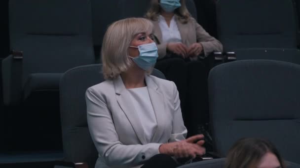 Mujeres aplauden al orador en la conferencia — Vídeo de stock