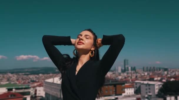 Chica joven en el fondo de Estambul — Vídeos de Stock