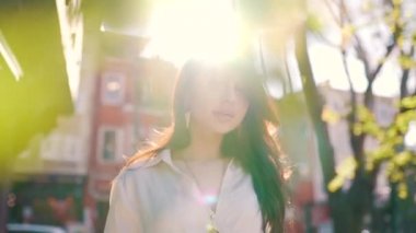 Şehirde günışığında şık bir kız var.