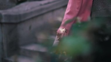 Moda dükkanından bir paket tutan kız.