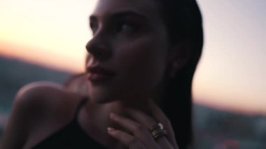 Günbatımının arka planında bir kız