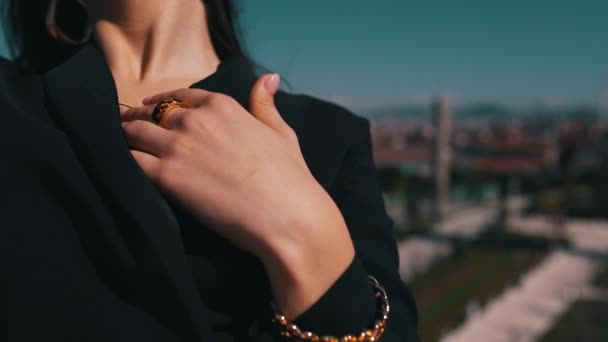 Biżuteria na dziewczyny zbliżenie w mieście — Wideo stockowe