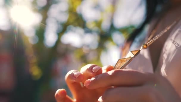 女孩在阳光下摸着脖子上的铁链 — 图库视频影像