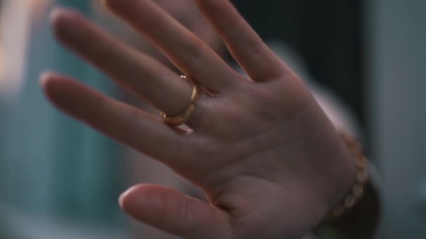 Złoty pierścionek na palcu dziewczyny zbliżenie — Wideo stockowe