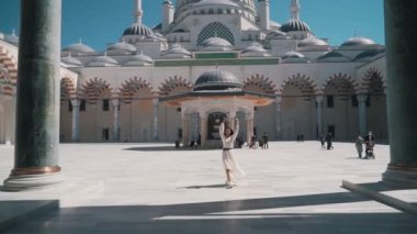 Cami 'nin arka planındaki genç kız.