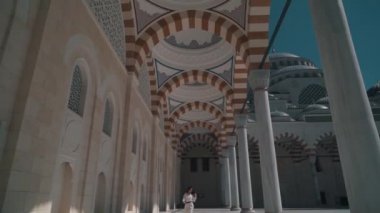 Kız eski sarayın bölgesini yönetiyor.