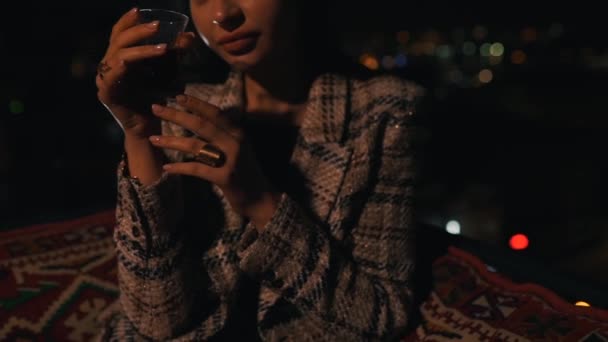 晚上在城里喝土耳其咖啡的女孩 — 图库视频影像