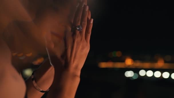 在黄昏灯笼的光芒下，用钻石环绕着一个女孩的手指 — 图库视频影像