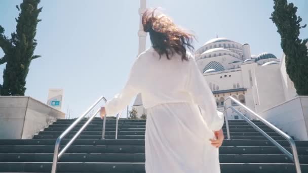 Ragazza passeggiando vicino alla moschea di Istanbul in una giornata di sole — Video Stock