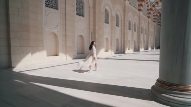 Una niña camina por el territorio de un templo antiguo — Vídeo de stock