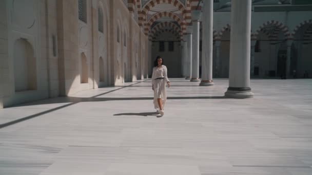 Ein Mädchen spaziert durch das Gelände eines alten türkischen Palastes — Stockvideo