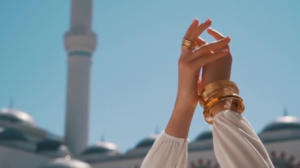Niñas manos en el fondo de la torre de la mezquita — Vídeos de Stock