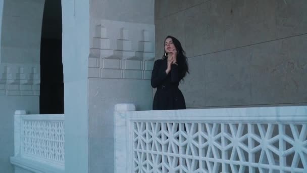 Girl in black clothes on the background of marble walls — Stock Video