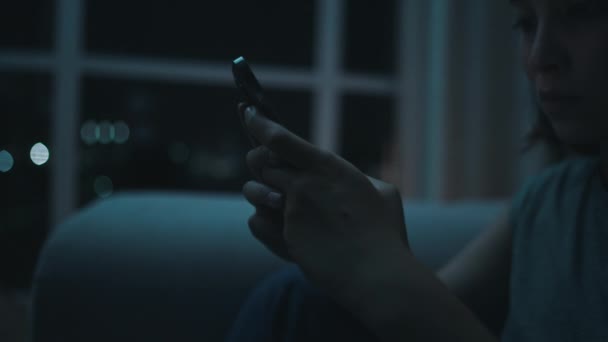 Κορίτσι πληκτρολογώντας ένα μήνυμα στο διαμέρισμα το βράδυ — Αρχείο Βίντεο