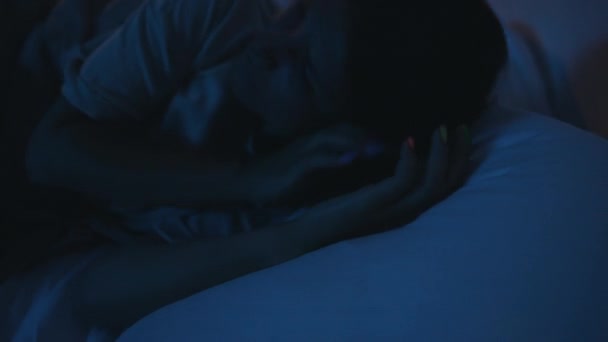 Dívka trpí nespavostí — Stock video