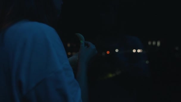 Girl eating chips at night — 图库视频影像