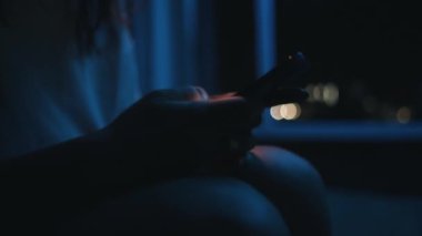 Kız gece mesaj yazıyor.