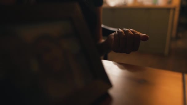 Anéis de casamento na palma da mão de uma mulher de perto — Vídeo de Stock