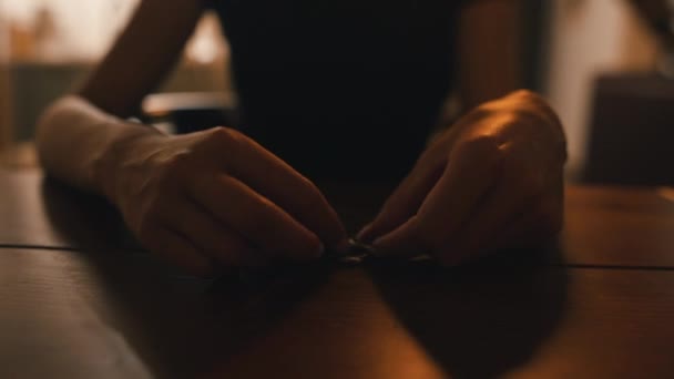 Mulher joga anéis na mesa — Vídeo de Stock