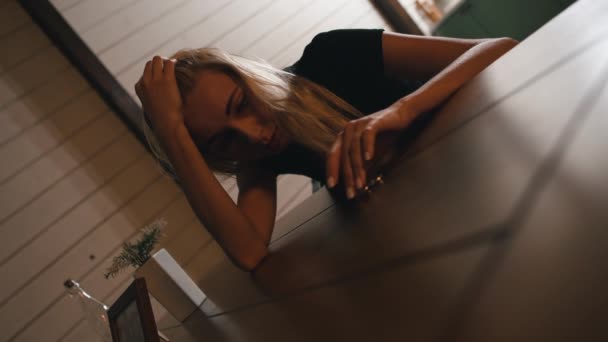 Verzweifelte Frau lässt Ehering beiseite — Stockvideo