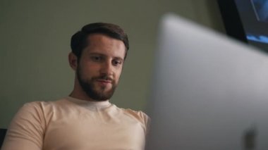 Dizüstü bilgisayarda çalışan adam yakın çekim