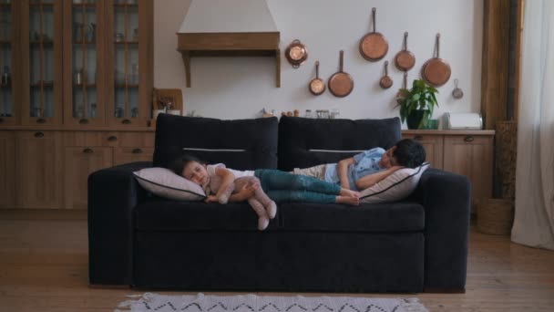Barn som sover på soffan — Stockvideo