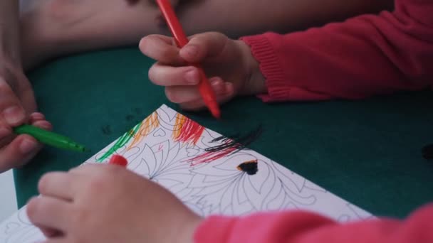 Kinderen tekenen netjes op de bank — Stockvideo