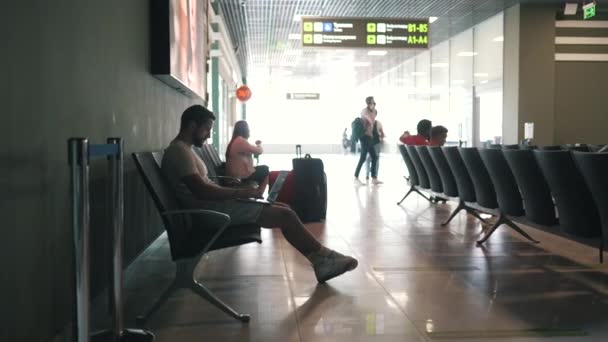 Muž pracující na notebooku v letištním salonku — Stock video