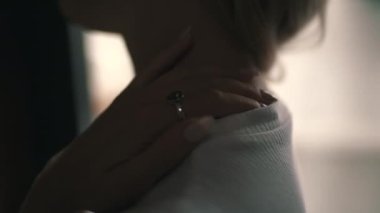 Kadın boynu ağrıyor. Yaklaş.