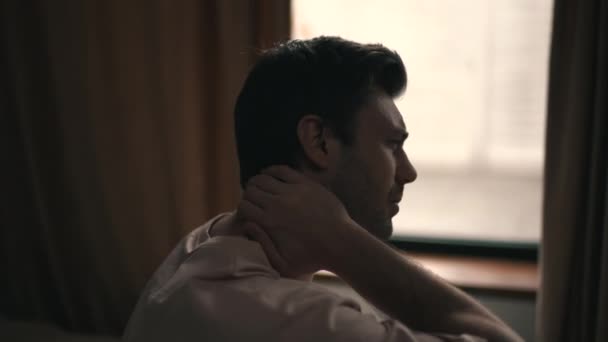 Muž cítí bolest v krku po probuzení — Stock video