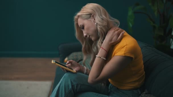 女人在智能手机上打字时感到疼痛 — 图库视频影像