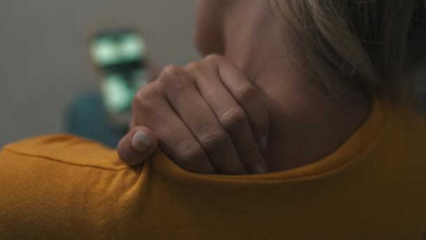 Meisje kneden hals close-up en surfen op smartphone — Stockvideo