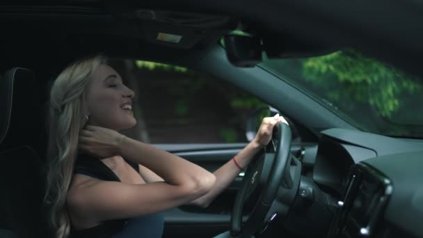 Sportos lány autót vezet — Stock videók