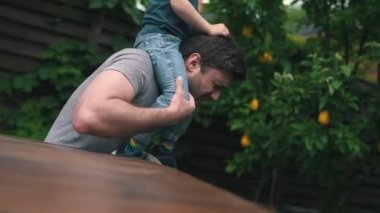 Çocuklu bir adam bankta oturur ve acı hisseder.