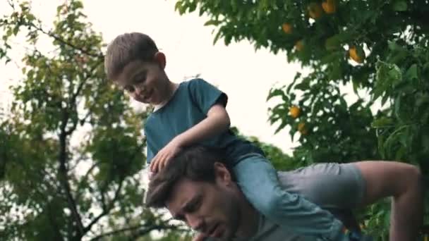 El hombre sintió el dolor rodando a su hijo sobre sus hombros — Vídeos de Stock