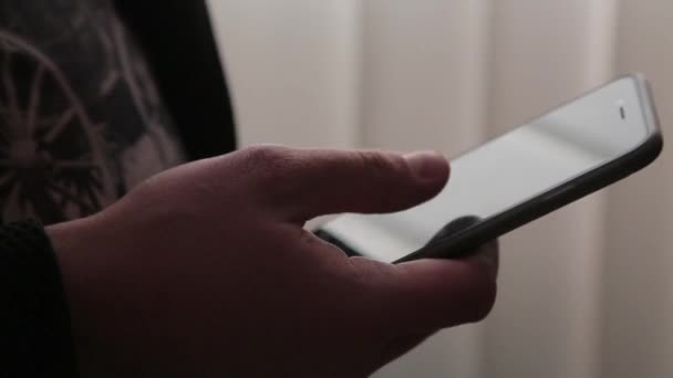 Homme tapant un message sur un smartphone — Video