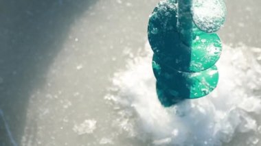 Balıkçılar için kış balıkçılık delik delinir