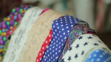 Çok renkli bağları olan çocuk parkı